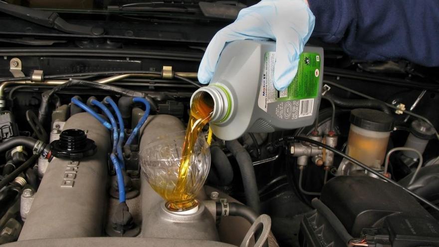 ¿Cada cuánto tiempo hay que cambiar el aceite del coche?