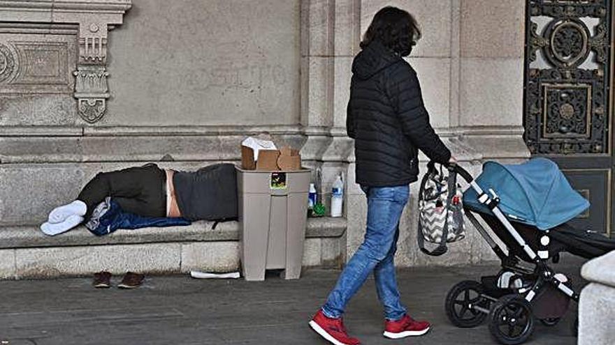 Un indigente, junto al Ayuntamiento, la semana pasada.