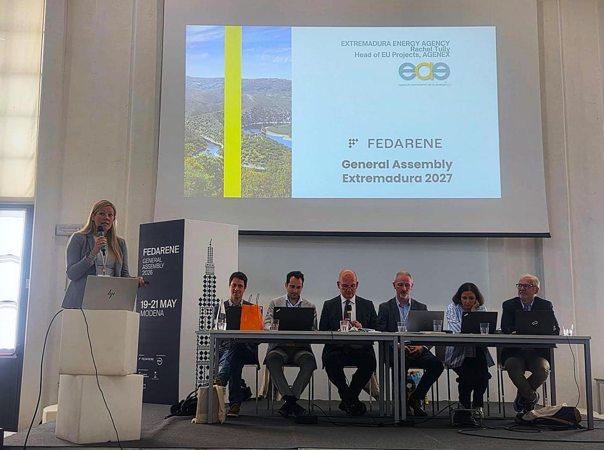 La responsable de proyectos europeos de la Agencia Extremeña de la Energía (Agenex), Rachel Tully, ha presentado la candidatura extremeña y algunos detalles de la próxima edición, que se celebrará durante el mes de mayo de 2027.