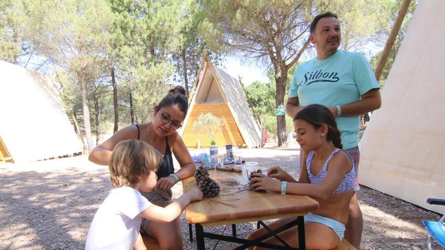 Mariló y Juan, con sus hijos en el cámping de Los Villares.