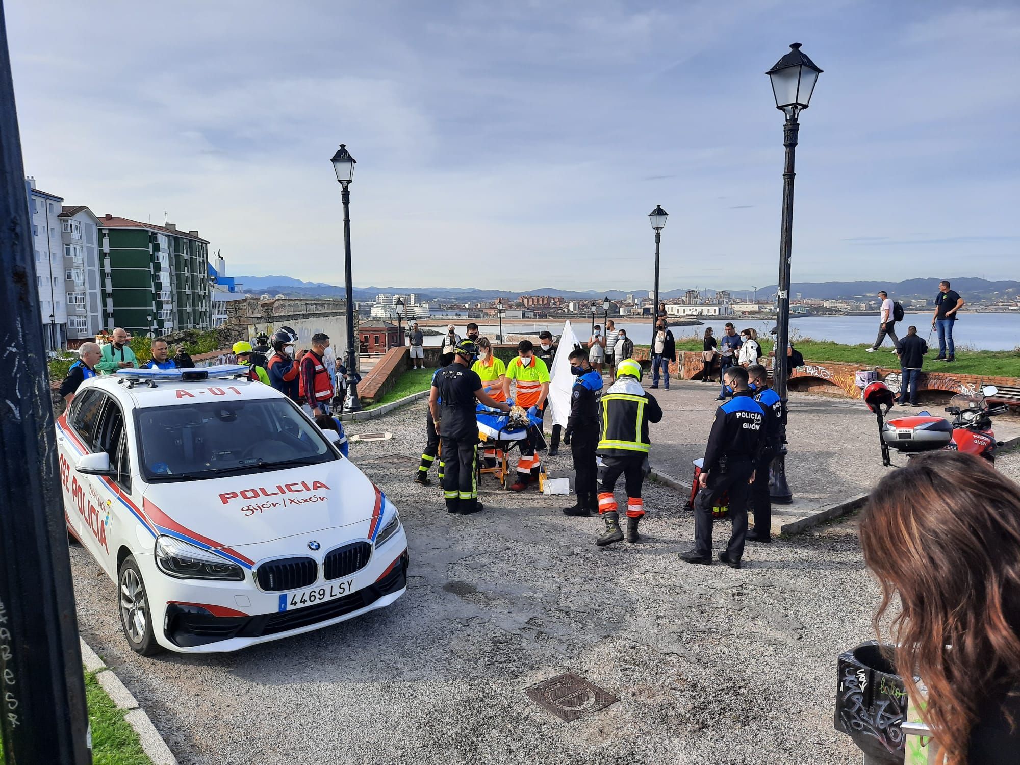 Rescatan con vida a una menor de 13 años que se precipitó desde el Cerro en Gijón