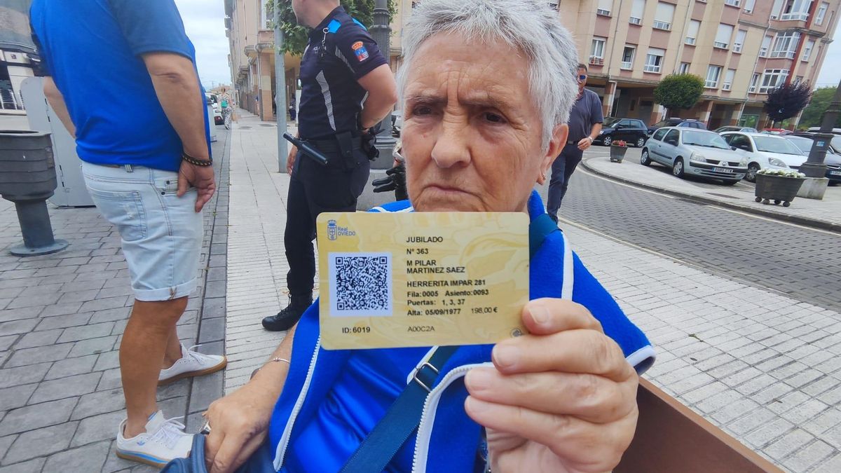 Pilar Martínez Sáez, "Pili Botón", socia número 363 del Oviedo, mostrando su carné.