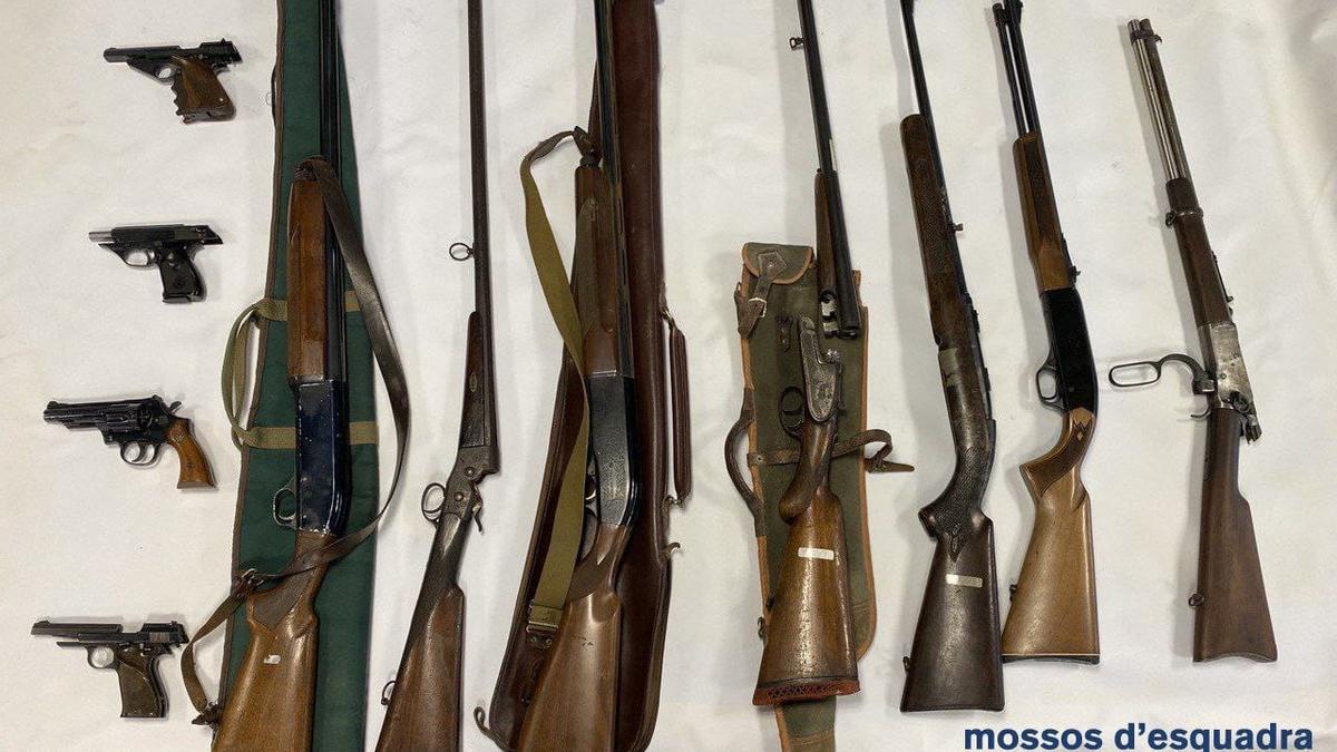 Les onze armes de foc que els Mossos han trobat a casa el detingut