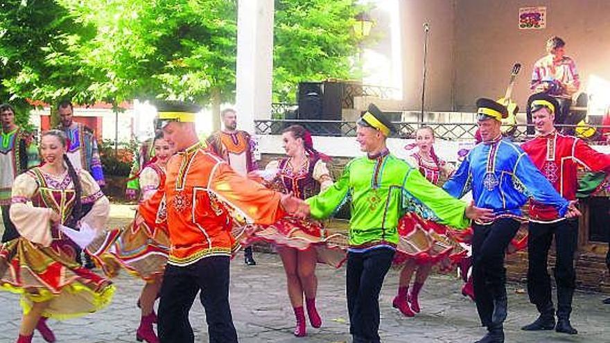 Bailes siberianos en San Tirso de Abres