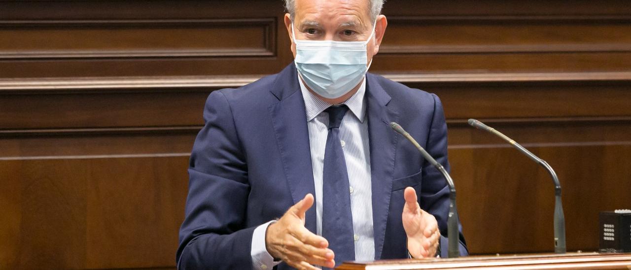 Sebastián Franquis en el pleno del Parlamento regional.