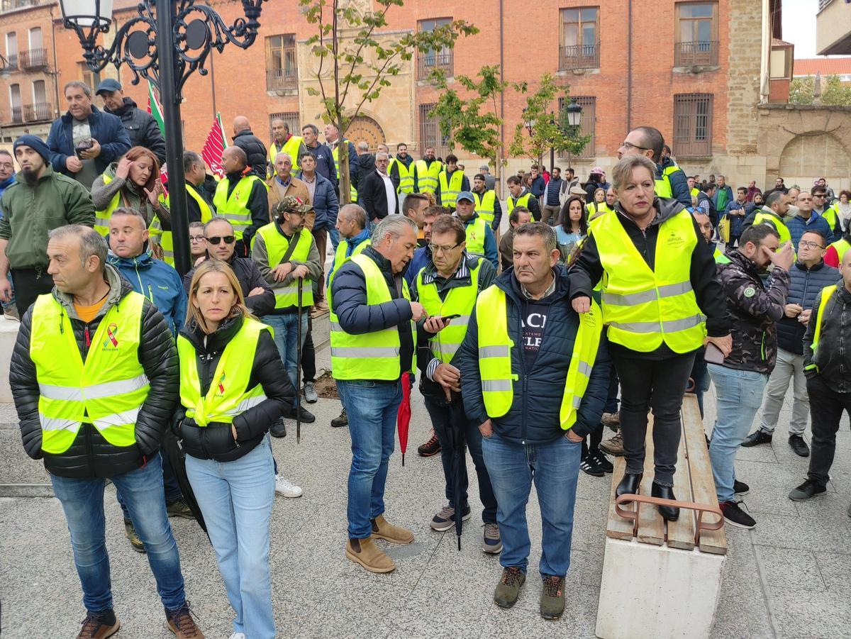 GALERÍA | La concentración de agricultores y ganaderos ante los juzgados de Benavente, en imágenes