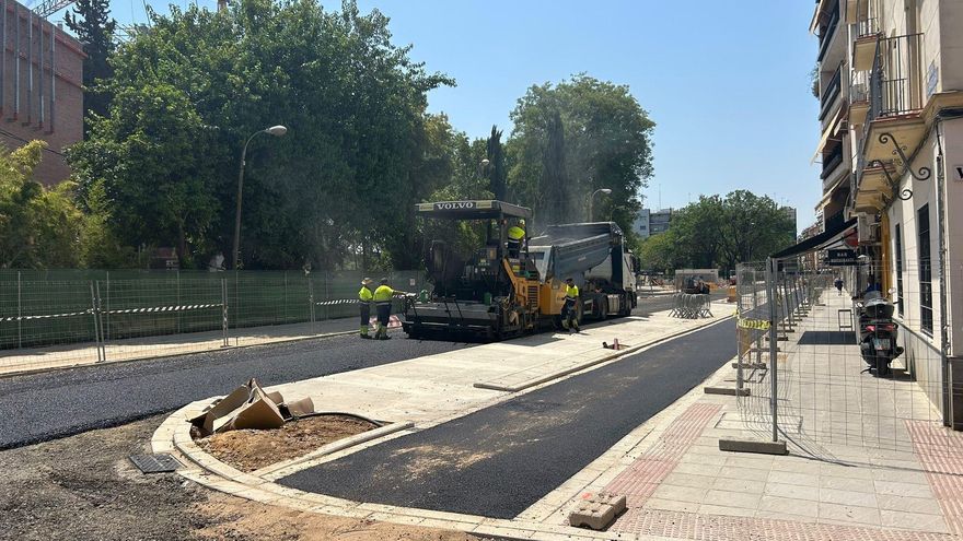 Obras de reasfaltado en calle Juan Sebastián Elcano, en el Distrito de los Remedios.