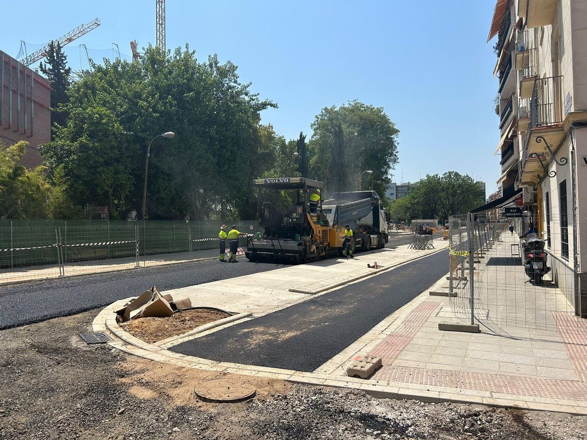 Obras de reasfaltado en calle Juan Sebastián Elcano, en el Distrito de los Remedios.