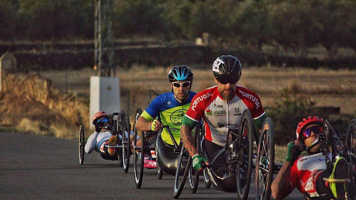 Iván Montero, tercero en la fila, durante la prueba en línea de la Copa de Europa.