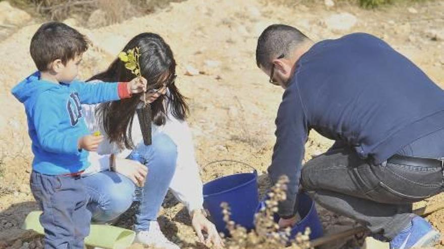 Un niño con sus padres durante la repoblación.