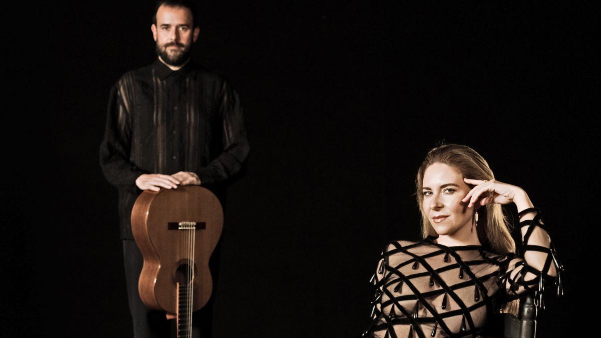 Rocío Márquez y Pedro Rojas Ogáyar, detrás a su izquierda.