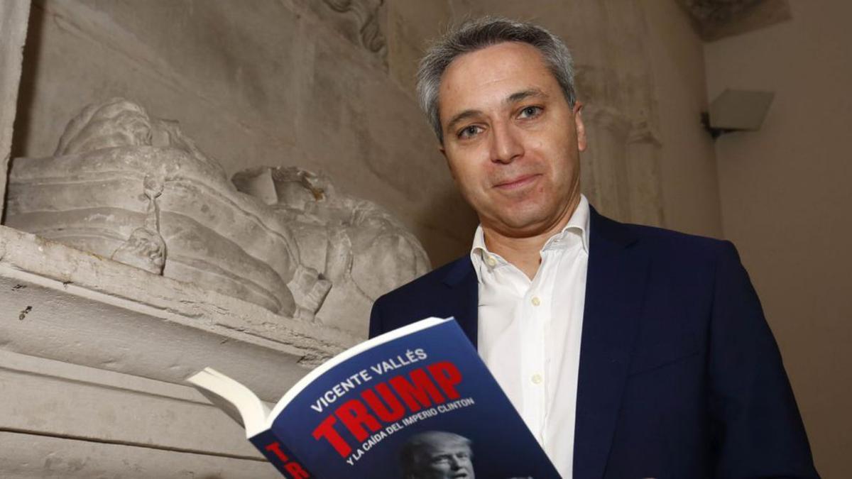 El periodista Vicente Vallés, con uno de sus libros, con Donald Trump como protagonista | Cedida