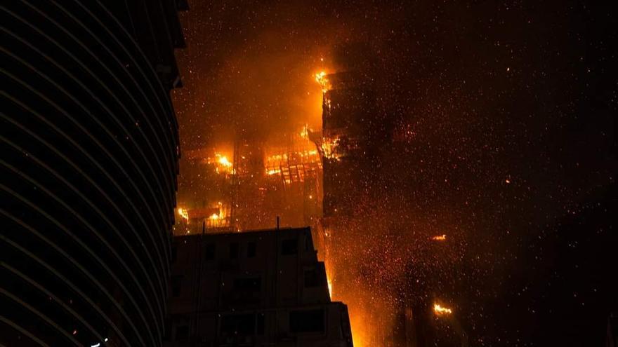 Espectacular incendio en un rascacielos de Hong Kong