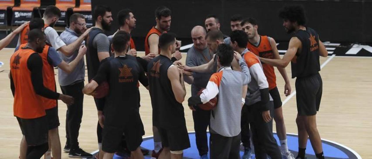 Los jugadores del Valencia Basket, ayer en el entrenamiento en La Fonteta.