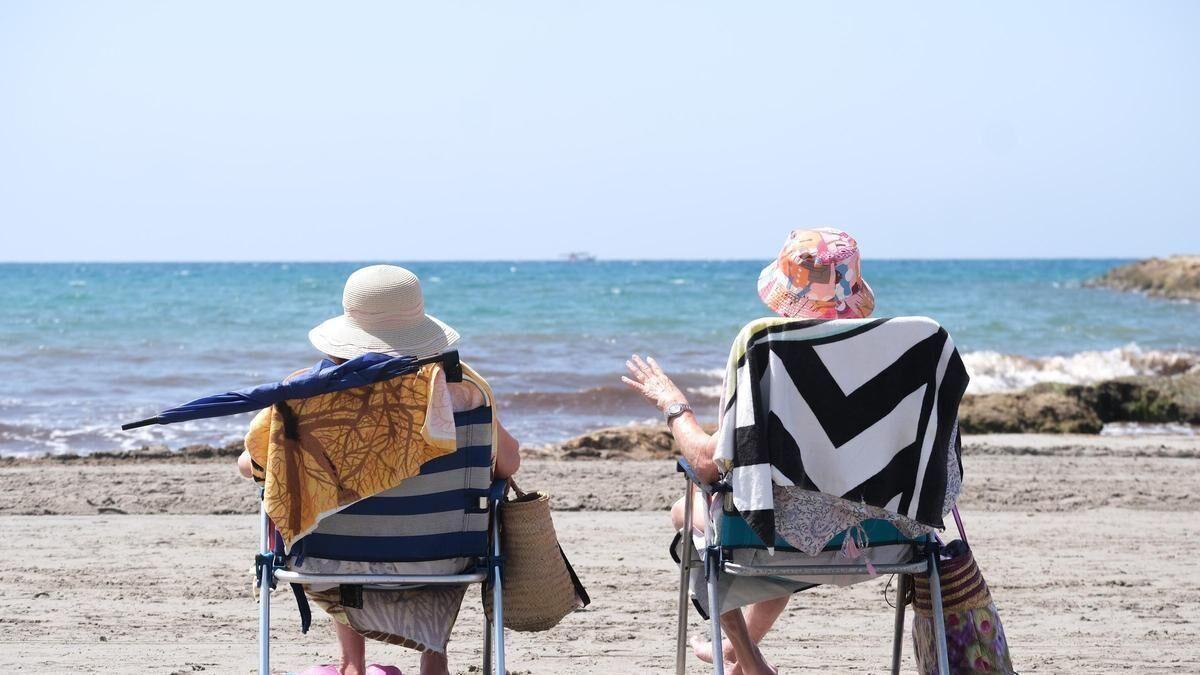Dos jubiladas pasan la mañana en una de las playas de Santa Pola.