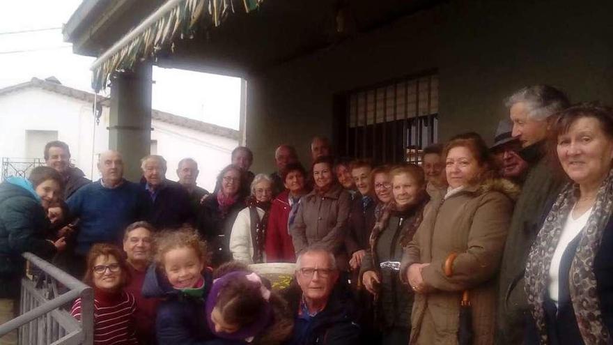 Fotografía de familia de los participantes en la fiesta celebrada ayer en Alfaraz de Sayago