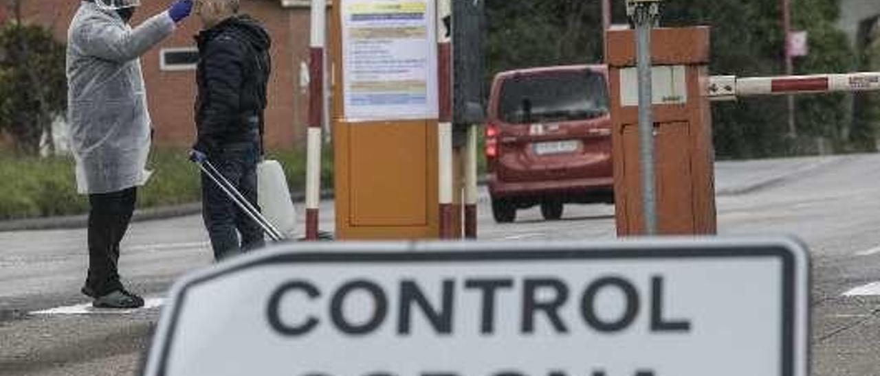 Un control de temperatura a la entrada de la planta de Avilés.