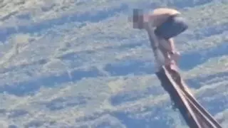 Preocupación en Agaete por los saltos de jóvenes desde una antigua grúa del puerto