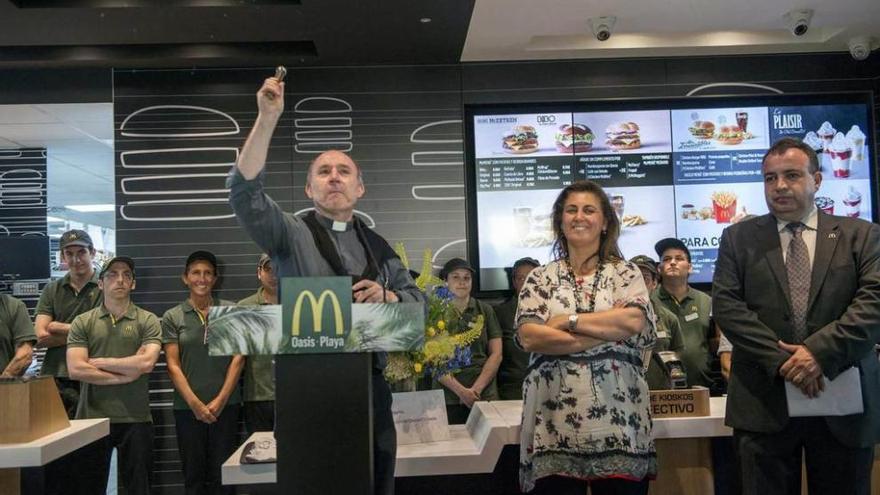 El párroco de Somió, Luis Muiña, junto a María Cosmen y César Arcos, en la inauguración del McDonald&#039;s Oasis.