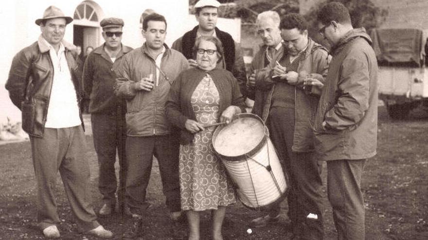 Valentina &#039;la de Sabinosa&#039;, con el tambor junto a un grupo de hombres