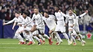 MADRID, SPAIN - MARCH 12: Players of Real Madrid celebrate at the end of the UEFA Champions League Round of 16 second-leg match between Atletico Madrid and Real Madrid at Riyadh Air Metropolitano Stadium in Madrid, Spain on March 12, 2025. Real Madrid won through penalty shootouts. (Photo by Burak Akbulut/Anadolu via Getty Images)