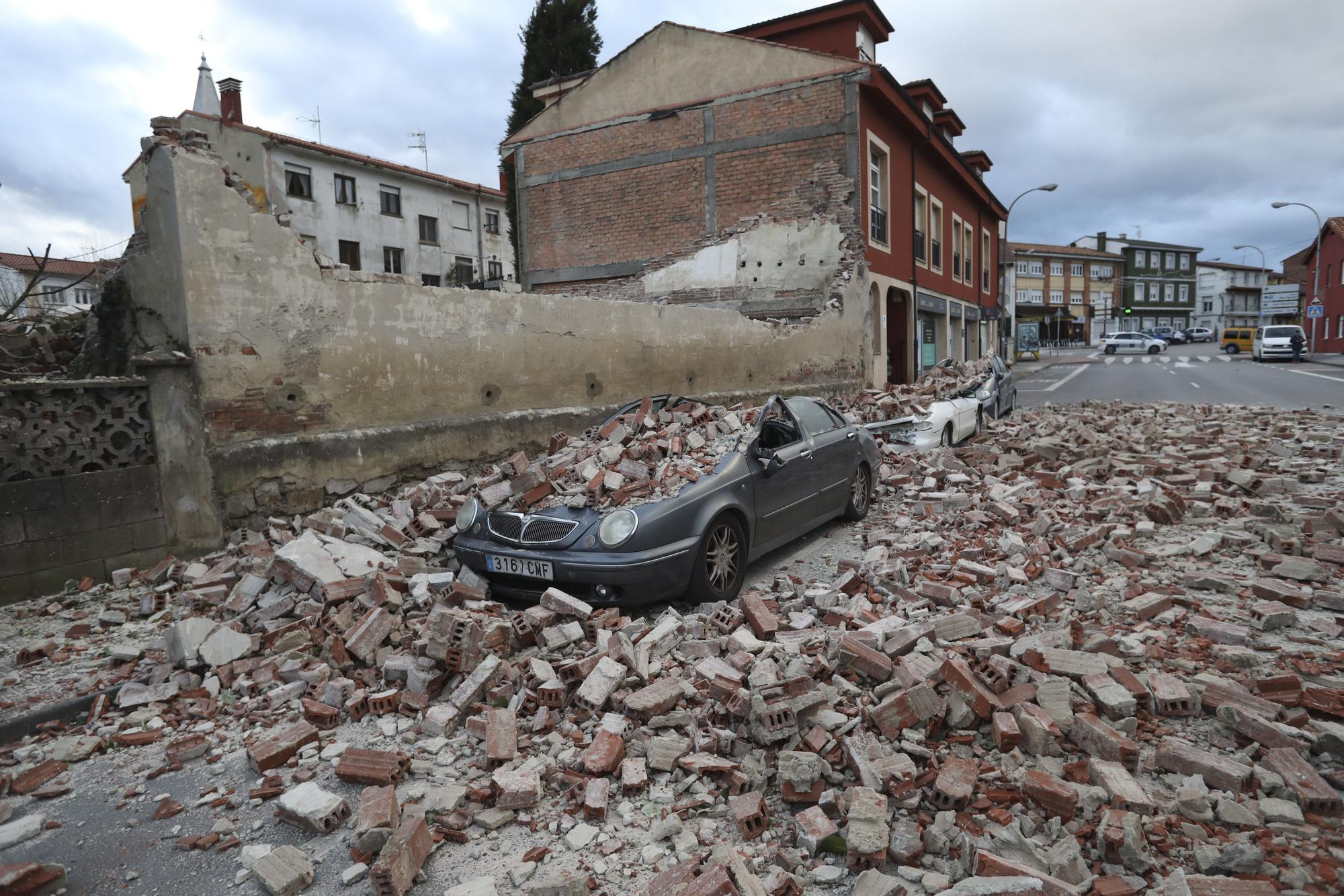 Las imágenes del derrumbe del cine Miranda en Avilés