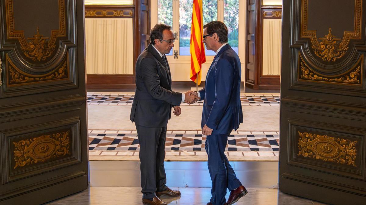 El presidente del Parlament, Josep Rull, con el líder del PSC, Salvador Illa, este martes