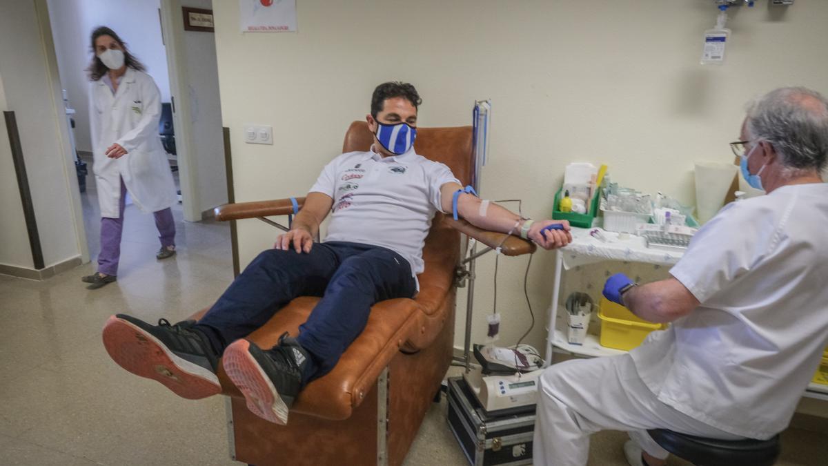 Un donante de sangre en el punto de extracción que funciona en el Hospital Universitario de Badajoz.