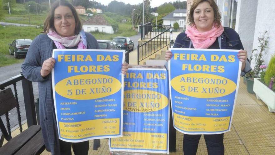 Las comerciantes organizadoras del mercado de artesanía, María Presedo y Pili Meizoso.