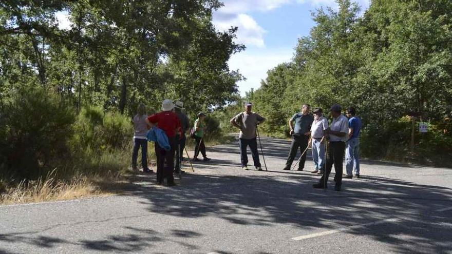 Familiares y vecinos durante una de las batidas para buscar a Felisa Ferrero por la zona donde desapareció.