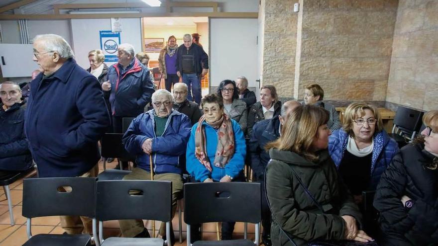 Vecinos de La Braña, en el centro social de la parroquia, ayer, poco antes del inicio de la reunión.