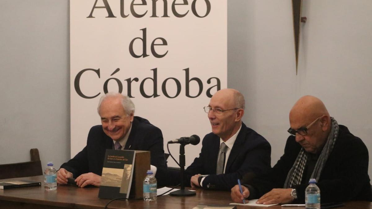 Jorge Urrutia, Manuel Gahete y Juan Ignacio Trillo, en la presentación del libro sobre Leopoldo de Luis.