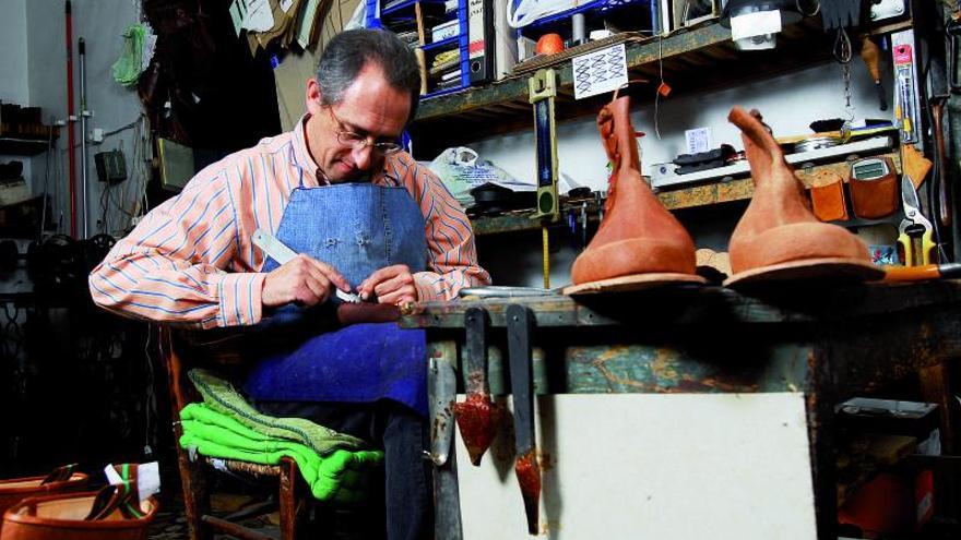 El taller de calzados Mohedo elabora sus piezas artesanas de la piel.