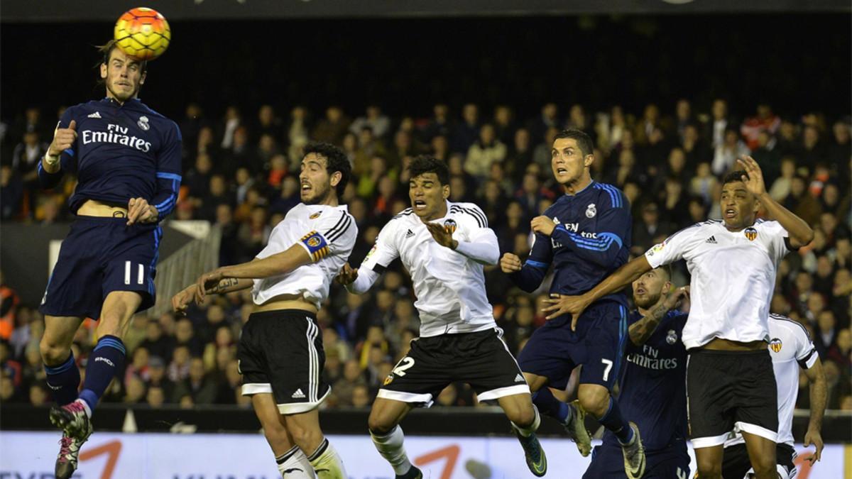 Bale remata durante el Valencia - Real Madrid de la Liga 2015-16 disputado en Mestalla y que acabó 2-2