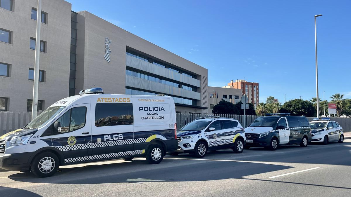 Vehículos policiales, apostados a las puertas de la Ciudad de la Justicia de Castellón.