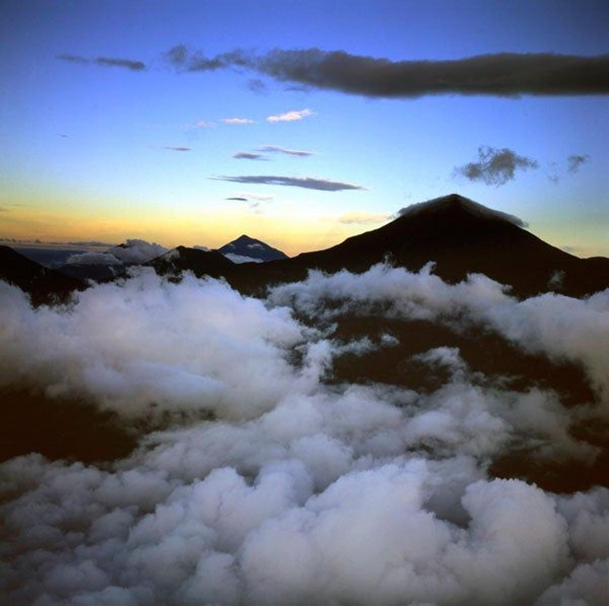 Vista aérea del monte Karisimbi,un volcán dormido en las Montañas Virunga.