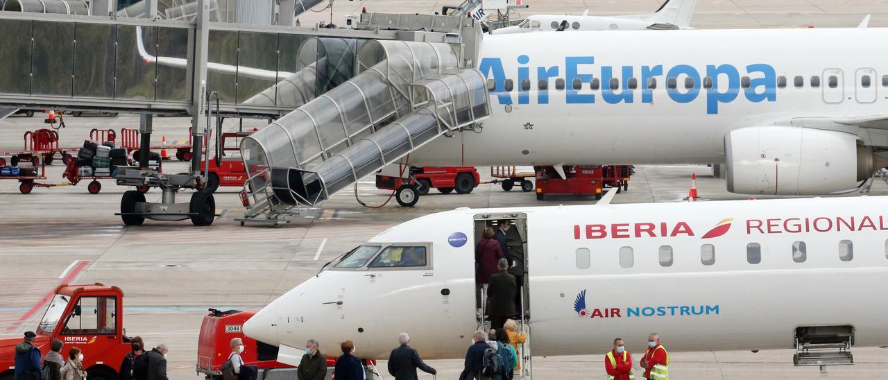 Aviones de Air Europa y Air Nostrum estacionados en el aeropuerto de Peinador