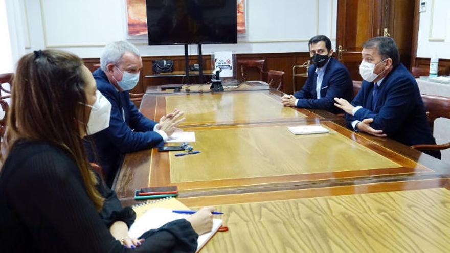 Reunión del consejero regional de Viviendas y el alcalde Bermúdez.