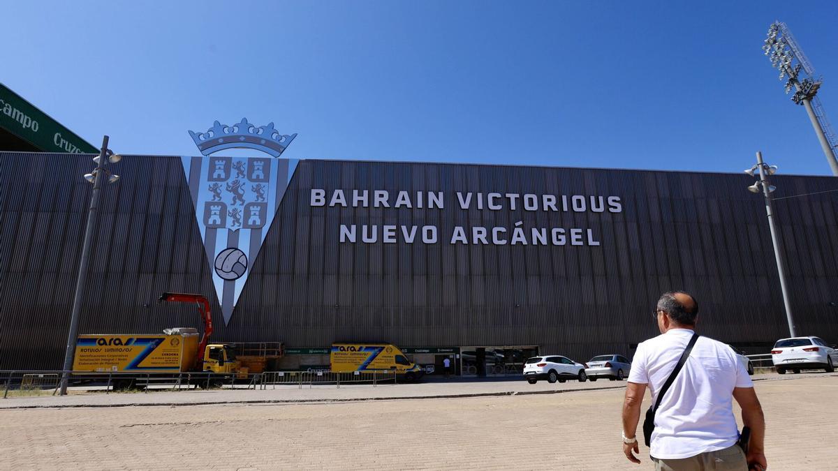 Instalación del nuevo rótulo en la fachada del estadio El Arcángel del Córdoba CF.