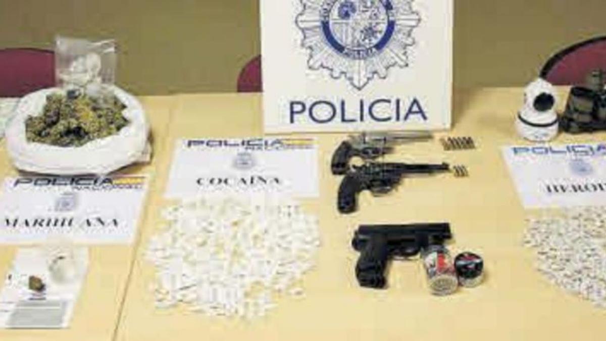 Droga y armas incautadas en la operación.