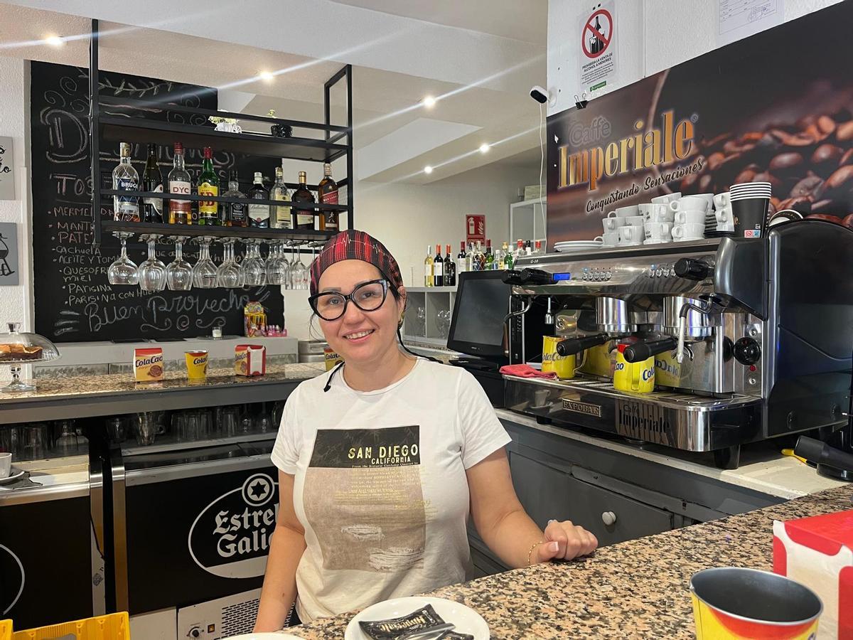 La empresaria venezolana Arelis Albino, tras la barra del bar del Barrio.