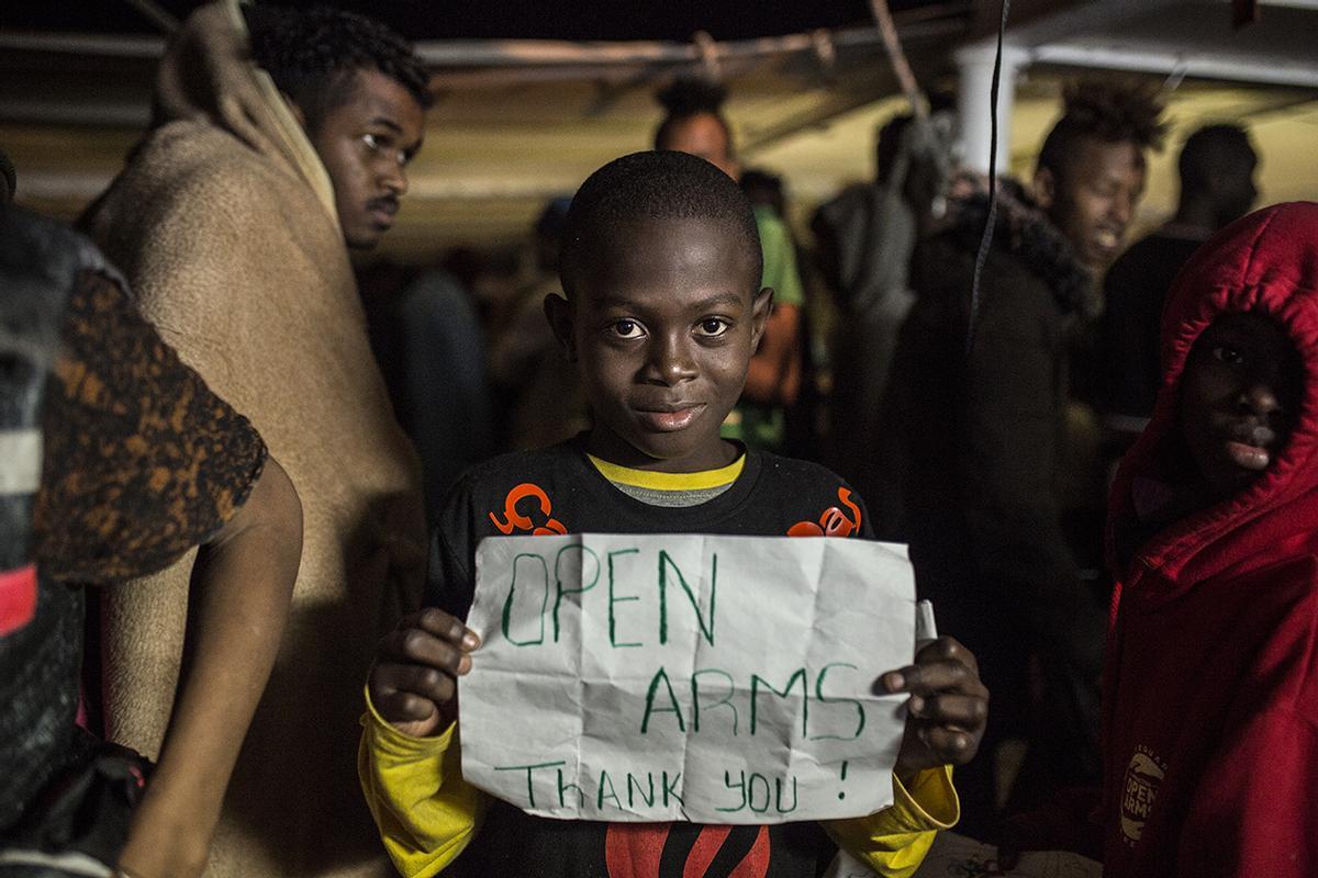 Un nino de 8 anos procedente de Costa de Marfil y que viajaba solo, posa con un cartel que escribio despues de ser rescatado en el que puede leerse: Gracias Open Arms. 28/12/2018