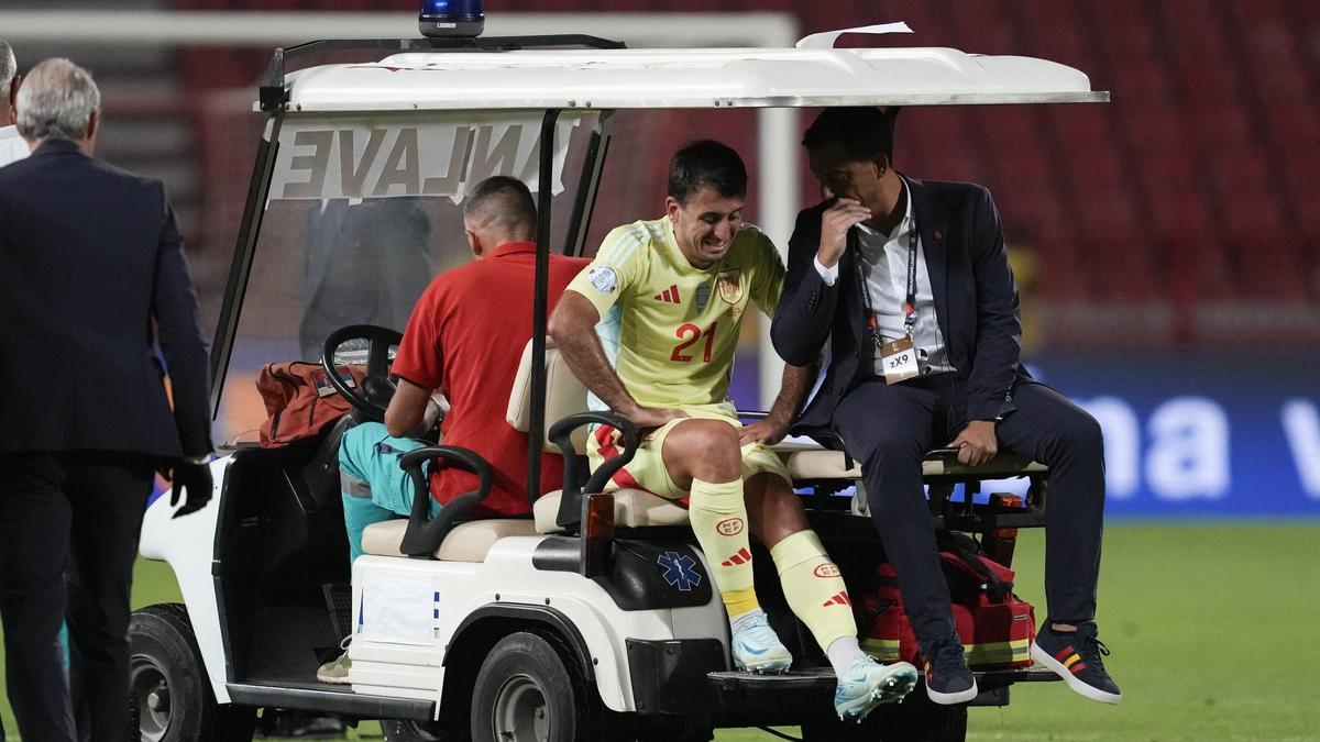 Mikel Oyarzabal, tras lesionarse durante el Serbia-España.