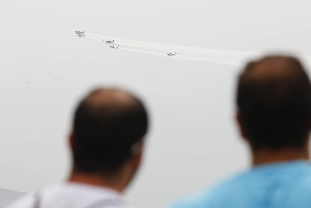 Miles de personas disfrutan a pie de playa del espectáculo protagonizado por el Ejército del Aire