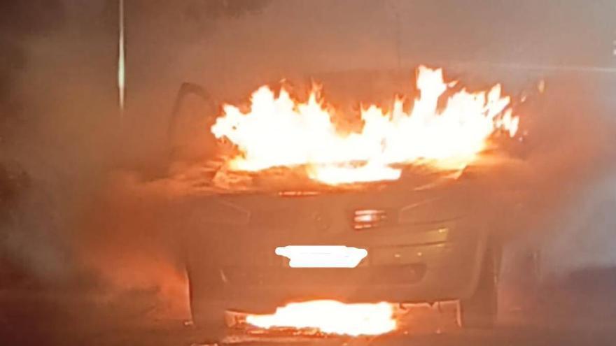 Arde un vehículo en la GC-1 y colapsa el tráfico dirección norte