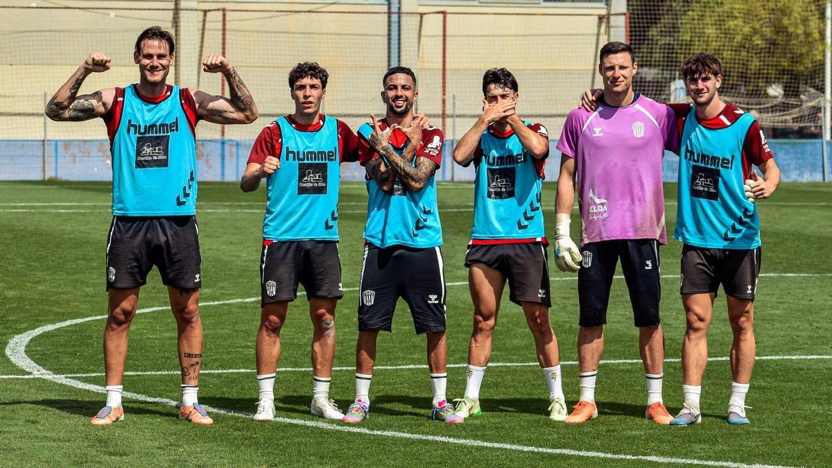 Buen ambiente en el entrenamiento del Eldense antes del partido contra el Sevilla Atlético.