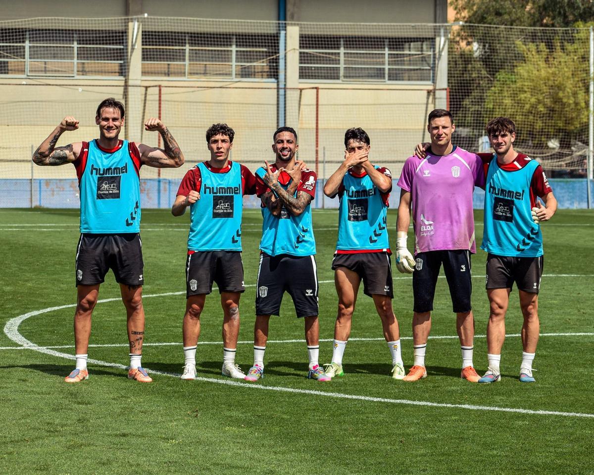 Buen ambiente en el entrenamiento del Eldense antes del partido contra el Sevilla Atlético.