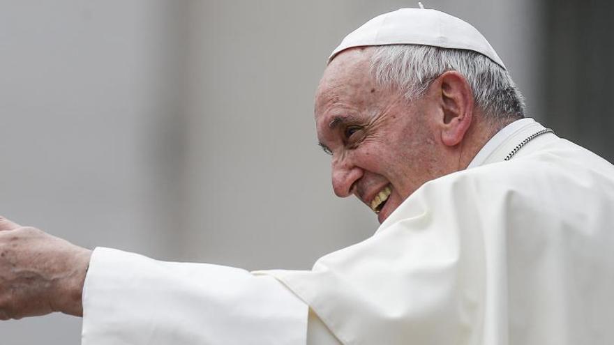 El papa reclama  un pacto mundial sobre refugiados tras el gesto de València