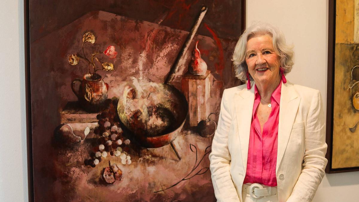 Marina Gómez Sánchez junto a una de sus obras.
