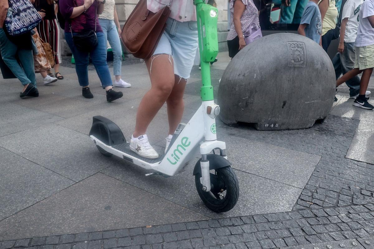Una persona circula en patinete eléctrico.